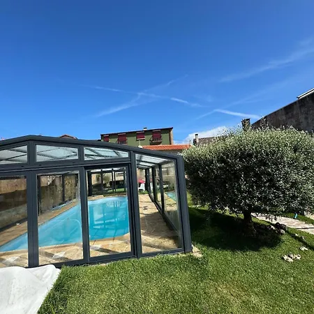 Con Piscina Cubierta