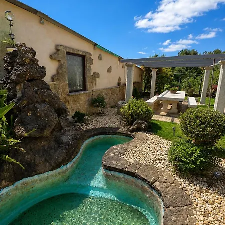 Con Piscina Cubierta